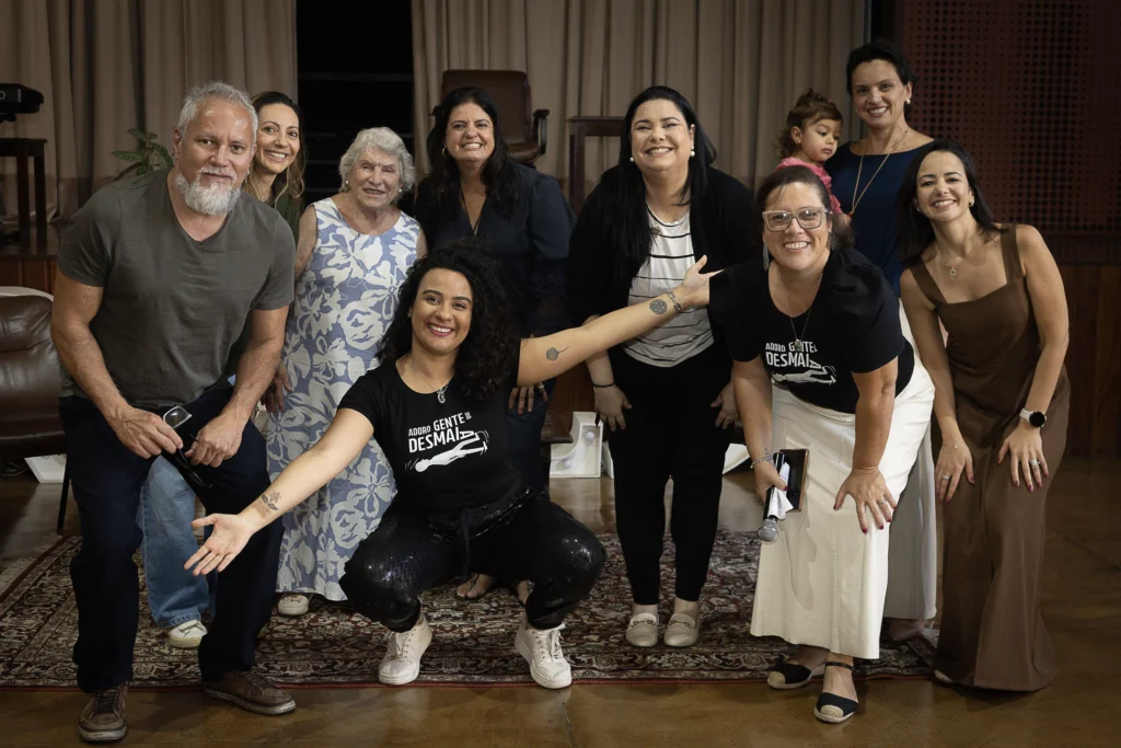 Foto de grupo de pessoas que participaram do movimento "Adoro Gente que Desmaia".
