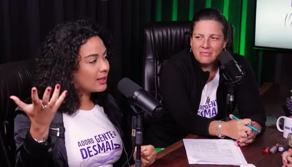 Débora Lucas e Luana Ferreira gravando o videocast "Adoro Gente que Desmaia" em estúdio.