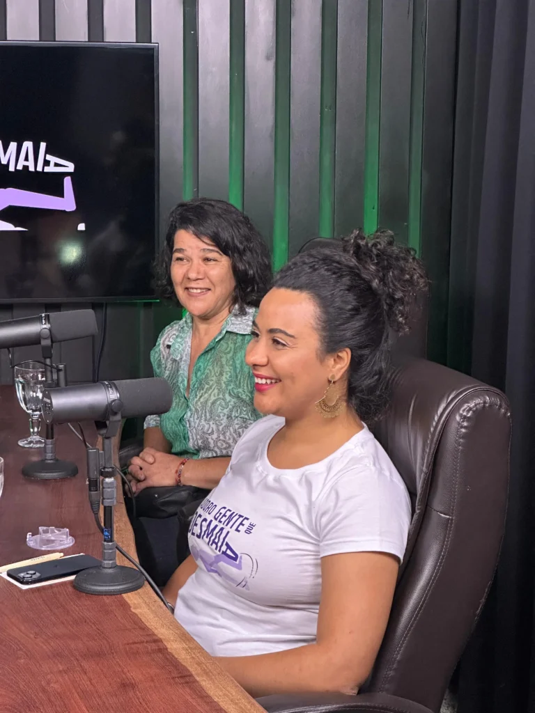 Débora Lucas e convidada em um momento de conversa durante a gravação do podcast.