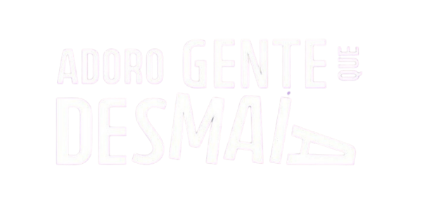 Logotipo "Adoro Gente que Desmaia" em branco, nome do podcast de Débora Lucas.